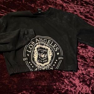 Style out in this trendy Long sleeve cropped sweater !